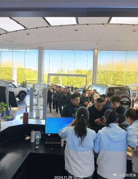 比亚迪4S店回应销售与顾客起冲突,一场关于服务边界的公开课 比亚迪4S店回应销售与顾客起冲突,一场关于服务边界的公开课