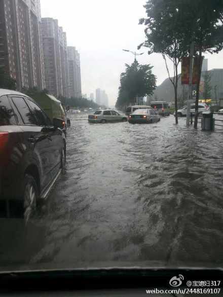 大连暴雨街道积水成河,一场城市与自然的对话 大连暴雨街道积水成河,一场城市与自然的对话