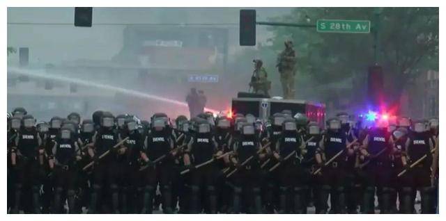 一场无差别刺杀何以引爆全英骚乱，从南港到街头，愤怒如何失控